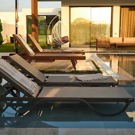 Ashta / Minimal Villa